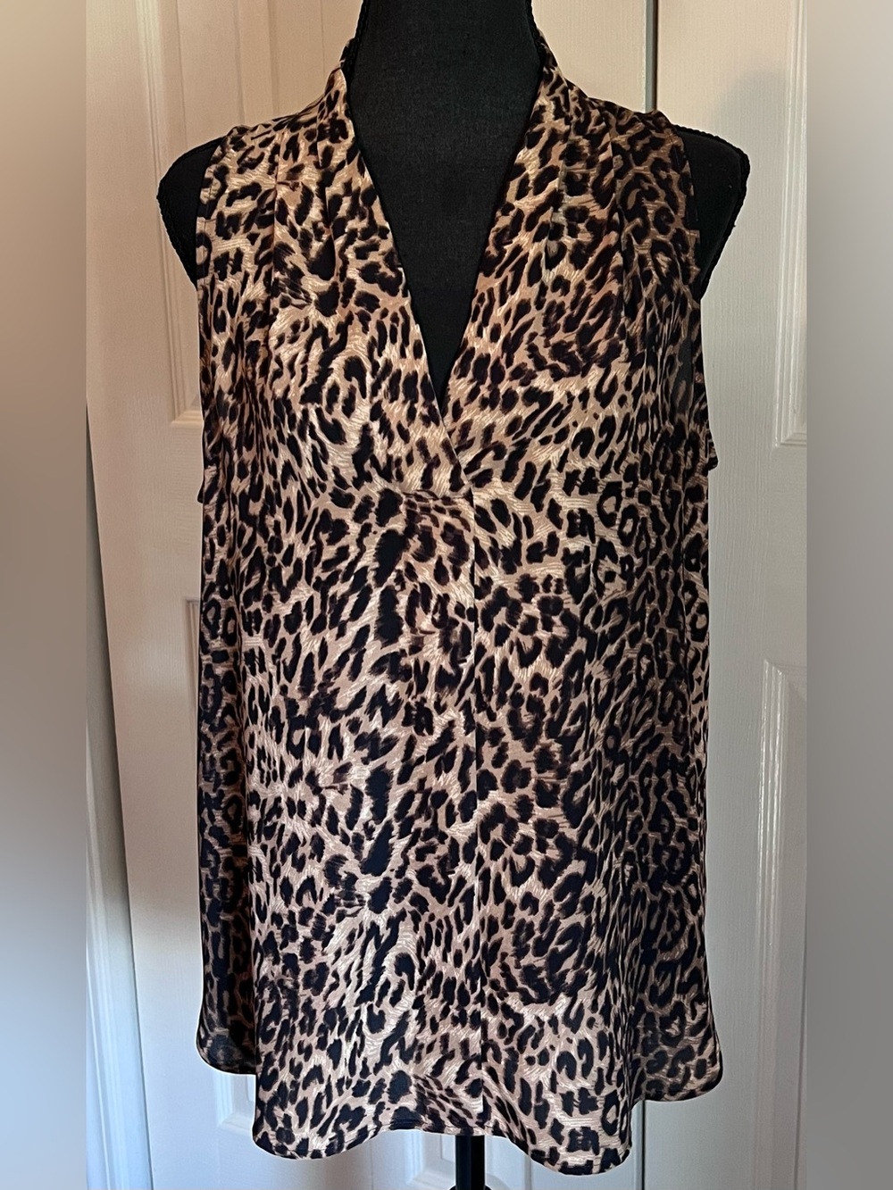 Vince Camuto Leopard Print Sleeveless V-Neck Top Corpcore Women’s Size Medium - Picture 2 of 10
